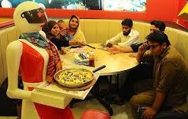 Robot Pelayan di Restoran: Apakah Pekerjaan Manusia Terancam?