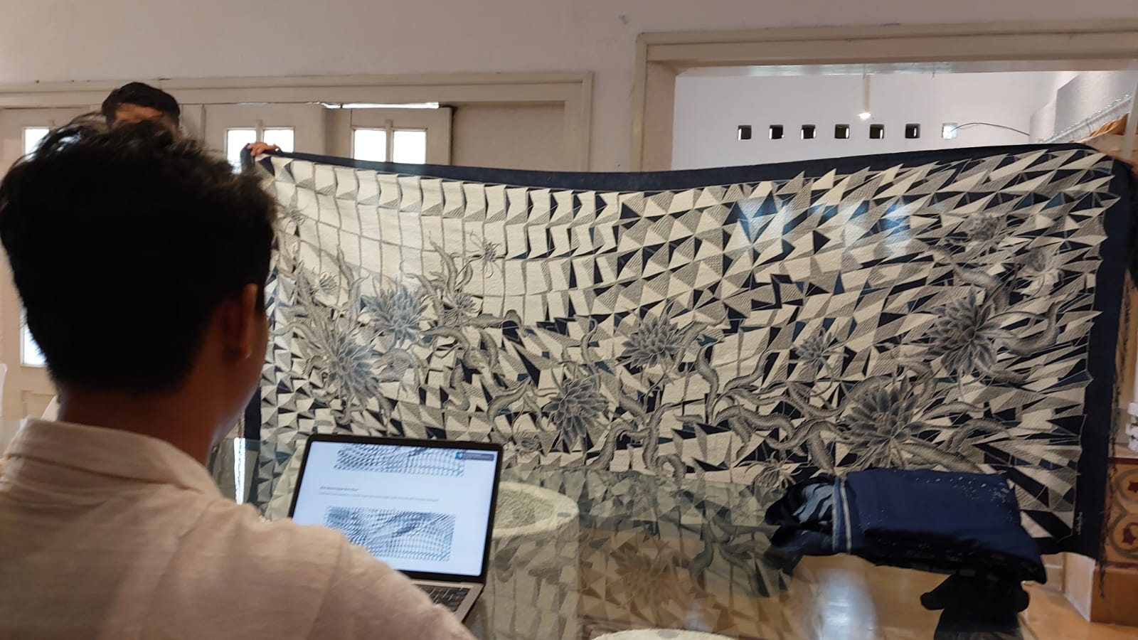 AI Bikin Batik? Seniman Tradisional Terancam Punah!